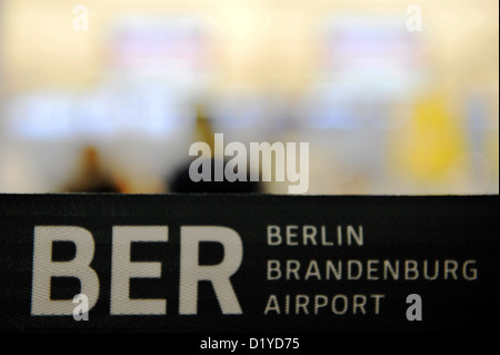 Absperrband ist am Flughafen Tegel in Berlin, Deutschland, 8. Januar 2013 gesehen. Nach der erneuten Verzögerung der Eröffnung des neuen Berliner Flughafens BER werden Dienstleistungen am Flughafen Tegel auf unbestimmte Zeit fortgesetzt werden. Foto: Paul Zinken Stockfoto