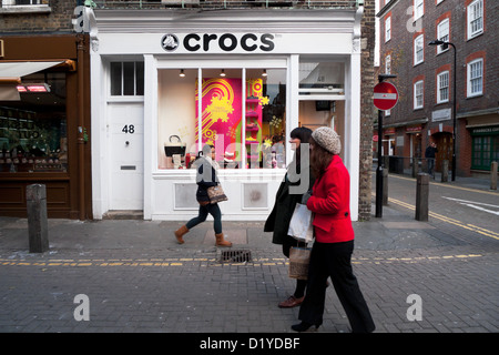 Frauen gehen vorbei an den Crocs Schuh-Shop in Neal Street, Covent Garden, London UK KATHY DEWITT Stockfoto