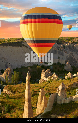 Heißluft-Ballons über die Liebe-Tal bei Sonnenaufgang, Cappadocia Türkei Stockfoto