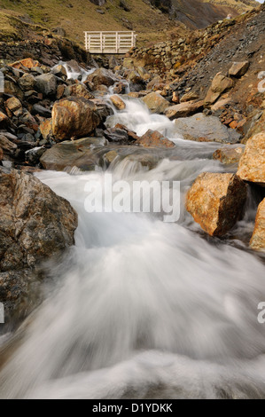 Fußgängerbrücke über Hebel Wasser Beck in der Nähe von Coniston im englischen Lake District Stockfoto