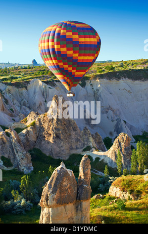 Heißluft-Ballons über die Liebe-Tal bei Sonnenaufgang, Cappadocia Türkei Stockfoto