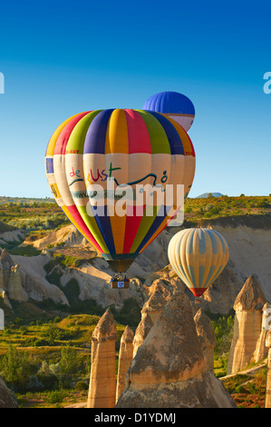 Heißluft-Ballons über die Liebe-Tal bei Sonnenaufgang, Cappadocia Türkei Stockfoto