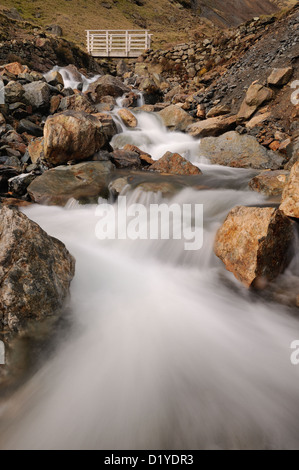 Fußgängerbrücke über Hebel Wasser Beck in der Nähe von Coniston im englischen Lake District Stockfoto