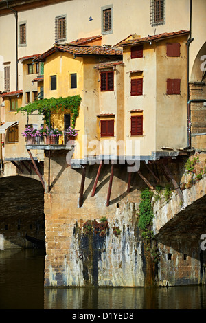 Die mittelalterlichen der Ponte Vecchio ("alte Brücke") überqueren den Fluss Arno im Hiostoric Zentrum von Florenz, Italien Stockfoto