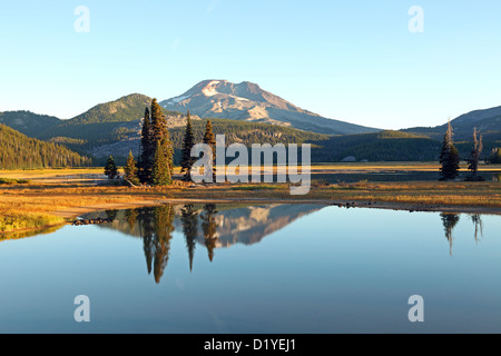Funken See bei Sonnenaufgang, South Sister spiegelt sich in den See, Deschutes National Forest, Oregon, USA Stockfoto
