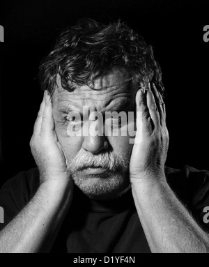 frustriert Mann legte seine Hände auf den Kopf Stockfoto