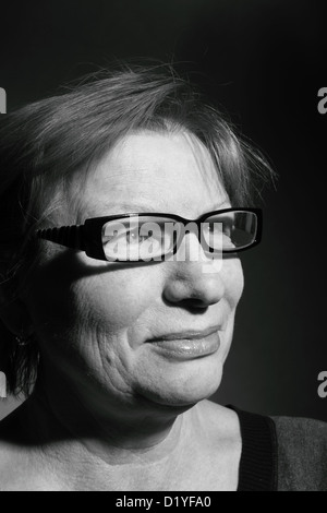 Frau mittleren Alters mit Brille Stockfoto
