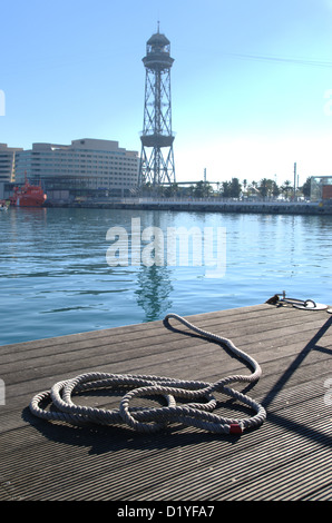 Ein Blick auf Port Vell in Barcelona. Seilbahn von Montjuic und ein Teil des World Trade Center finden Sie Stockfoto