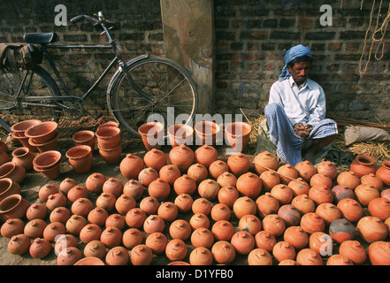 Mann verkauft Irdene Töpfe (Nepal) Stockfoto