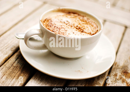 Tasse Cappuccino über Holztisch Stockfoto