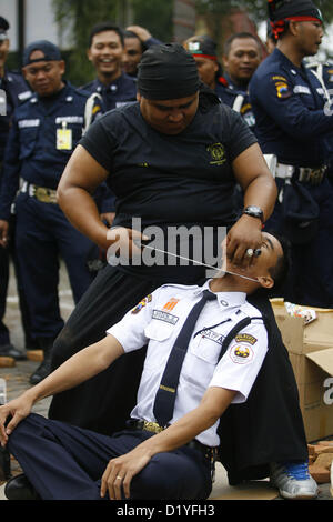 9. Januar 2013 - Solo, Java, Indonesien - 9. Januar 2013 - Solo, Java, Indonesien - ein Wachmann zeigt die Macht immun zu schneiden seine Kehle mit einer Machete während einer Zeremonie anlässlich des 32. Jahrestages der zivilen Sicherheitskräfte Organisation am 9. Januar 2013 in Solo, Zentraljava, Indonesien sein. Indonesiens Wachleute werden von privaten Unternehmen zur Sicherheitsleistung für Organisationen wie Banken, Büros, Schulen und andere. (Bild Kredit: Kredit: Sijori Images/ZUMAPRESS.com/Alamy Live-Nachrichten) Stockfoto