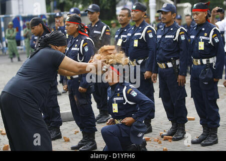 9. Januar 2013 - Solo, Java, Indonesien - 9. Januar 2013 - Solo, Java, Indonesien - Mitglied eines privaten Guard zeigt die Kraft, Ziegel mit seinem Kopf während einer Zeremonie anlässlich des 32. Jahrestages der zivilen Sicherheitskräfte Organisation am 9. Januar 2013 in Solo, Zentraljava, Indonesien zu zerstören. Indonesiens Wachleute werden von privaten Unternehmen zur Sicherheitsleistung für Organisationen wie Banken, Büros, Schulen und andere. (Bild Kredit: Kredit: Sijori Images/ZUMAPRESS.com/Alamy Live-Nachrichten) Stockfoto