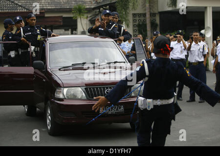 9. Januar 2013 - Solo, Java, Indonesien - 9. Januar 2013 - Solo, Java, Indonesien - ein Wachmann demonstriert die Fähigkeit, zehn Personen in einem Auto während einer Zeremonie anlässlich des 32. Jahrestages der zivilen Sicherheitskräfte Organisation am 9. Januar 2013 in Solo, Zentraljava, Indonesien zu ziehen. Indonesiens Wachleute werden von privaten Unternehmen zur Sicherheitsleistung für Organisationen wie Banken, Büros, Schulen und andere. (Bild Kredit: Kredit: Sijori Images/ZUMAPRESS.com/Alamy Live-Nachrichten) Stockfoto