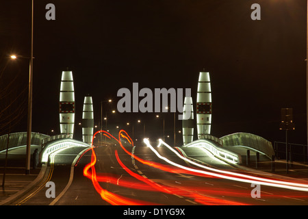 Ampel Wanderwege über Twin Segel anheben Brücke über den Hafen von Poole in Poole, Dorset UK im Dezember Stockfoto