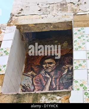 Wandbild von Frau und Kindern auf Wand des einsamen verlassenen Haus Lissabon Portugal Westeuropa Stockfoto