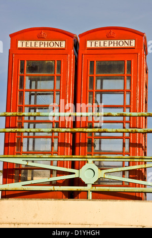 Zwei traditionelle britische rote Telefonzellen Stockfoto