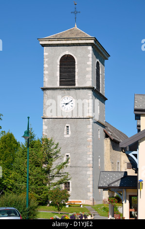 Turm der Kirche Saint Paul en Chablais in der Nähe des Genfer Sees im Osten Frankreichs, Gemeinde im Département Haute-Savoie Stockfoto