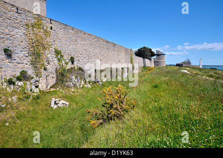 Mauern der Zitadelle von Port-Louis im Département Morbihan in der Bretagne im Nordwesten Frankreichs Stockfoto