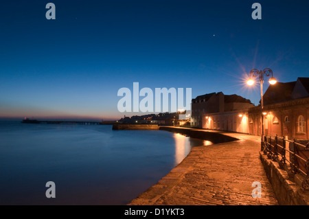 Swanage Waterfront. Der neue Pier und Bucht bei Sonnenaufgang. Venus in den Himmel. November. Dorset, England, Vereinigtes Königreich. Stockfoto