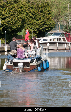 4 Personen auf ein Sportboot hinunter den Fluß Medway, Kent, England UK Stockfoto