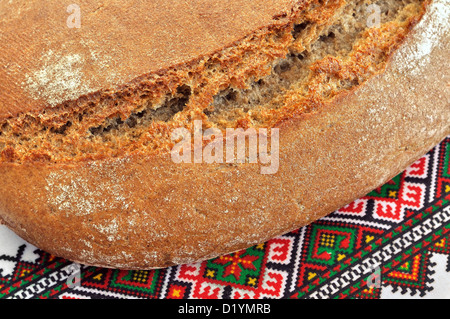 Ukrainische traditionelle Roggenbrot auf ethnische Stickereien Hintergrund Stockfoto