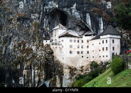 Predjama Burg ein Renaissanceschloss in einem Höhleneingang in Süd-Zentral-Slowenien. Stockfoto