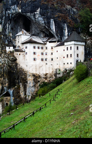 Predjama Burg ein Renaissanceschloss in einem Höhleneingang in Süd-Zentral-Slowenien. Stockfoto