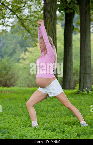 Schwangere Frau im park Stockfoto