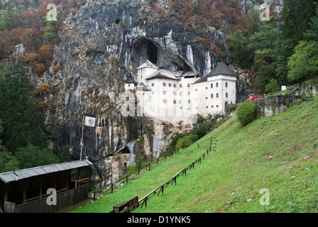 Predjama Burg ein Renaissanceschloss in einem Höhleneingang in Süd-Zentral-Slowenien. Stockfoto