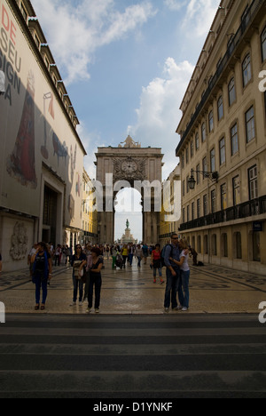 Triumphbogen von Rus Augusta, Praça Comercio mit Menschen flanieren Stockfoto