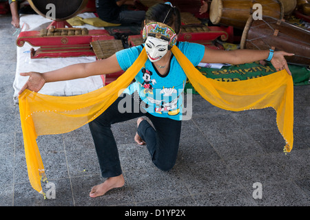 Ein Tanz Student Praktiken bewegt sich für einem javanischen höfischen Tanzes im Padepokan Seni Mangun Dharma Zentrum in Malang, Java, Indonesien Stockfoto