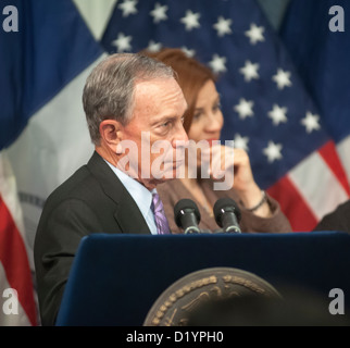 Bürgermeister Mike Bloomberg und Stadtrat Sprecher Christine Quinn vor eine Rechnung, die feierliche Unterzeichnung Stockfoto