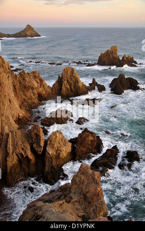 Felsküste von Gabo de gata, las Sirenas, Almeria, Andalusien, Spanien. Stockfoto