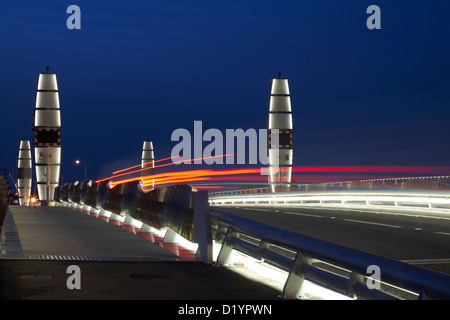 Ampel Wanderwege über Twin Segel anheben Brücke über den Hafen von Poole in Poole, Dorset UK im Dezember Stockfoto