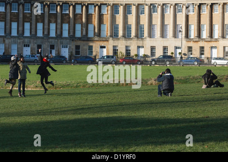 Touristen fotografieren sich vor dem Royal Crescent in Bath, Somerset, UK. Stockfoto