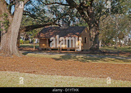 Holzhaus für Sklaven, Oak Alley Plantation, Mississippi River, Gemeinde Vacherie, Louisiana, USA, Nordamerika Stockfoto