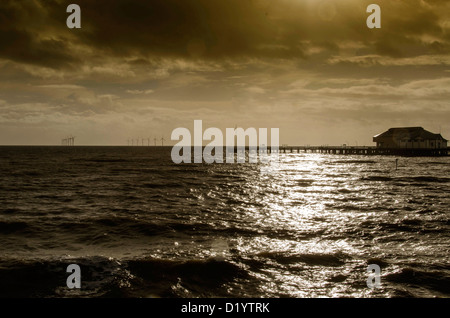 Eine sehr trübe Weihnachtstag über die Pier in Clacton auf Meer Essex UK sind die Windenergieanlagen der Gunfleet Sands in der Ferne. Stockfoto