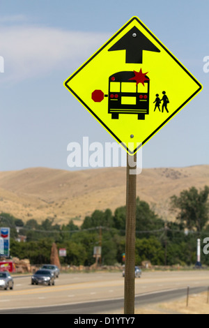 Schulbus Stoppschild Straße entlang Highway 55 in Idaho, USA. Stockfoto