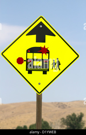 Schulbus Stoppschild Straße entlang Highway 55 in Idaho, USA. Stockfoto
