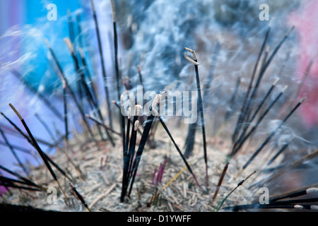 Räucherstäbchen Sie brennen. Tempel der heiligen Zahn-Reliquie. Kandy. Sri Lanka Stockfoto