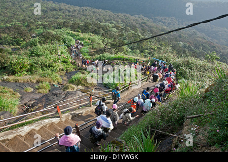 Pilger die Treppe absteigen. Adams Peak. Sri Lanka Stockfoto