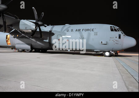 Eine C-130J Super Hercules wartet auf die Ankunft der Ladung auf der Flightline auf Ramstein Air Base, Deutschland, 9. Januar 2013. Die 86th Airlift Wing bietet Unterstützung für die NATO geführt Koalition, die Verteidigungsfähigkeit der Türkei Luft ergänzen und beitragen zur Deeskalation der Krise entlang der Grenze. (U.S. Air Force Photo/Flieger 1. Klasse Holly Cook) Stockfoto