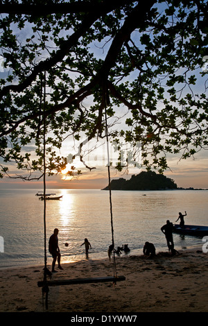 Menschen am Strand entspannen. Teluk Nipah Strand. Pulau Pangkor Island. Malaysien Stockfoto