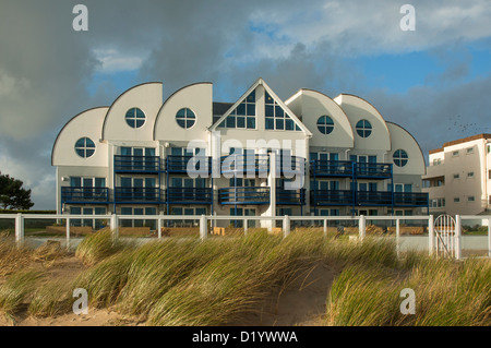 Luxus-Appartements am Strand Sandbänke, Poole, Dorset, Großbritannien Stockfoto