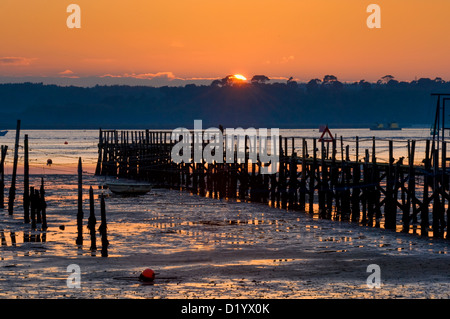 Untergehende Sonne über Poole Harbour Dorset England UK Stockfoto