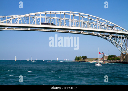 Die Blue Water Bridge über den St. Clair River verbindet Port Huron, Michigan mit Sarnia, Ontario, Kanada. Stockfoto