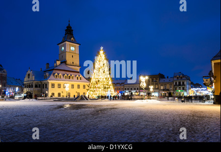 Historische alte Stadt Zentrum Square von Brasov in Weihnachtstage, Rumänien Stockfoto