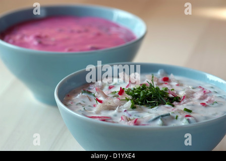 Chłodnik - kalte rote Bete Suppe in eine Schüssel auf einem Holztisch. Saisonales Gericht. Stockfoto