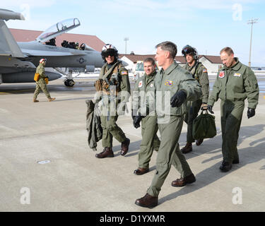 Naval Air Facility Misawa Kommandierender Offizier Captain Chris Rodeman (rechts) führt hinten ADM John Haley, Commander Carrier Strike Group 5 (links), auf eine Tour durch die NAF Misawa Flightline. Haley führte eine alle Hände Call mit Electronic Attack Squadron 132 Führung und Segler, die einen sechsmonatigen Einsatz im NAF Misawa zur Unterstützung der U.S. finishing sind 7. US-Flotte. (Foto: U.S. Navy Mass Communication Specialist 1. Klasse Kenneth G. Takada/freigegeben) Stockfoto