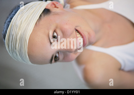 Porträt einer jungen Frau, Lächeln, München, Deutschland Stockfoto